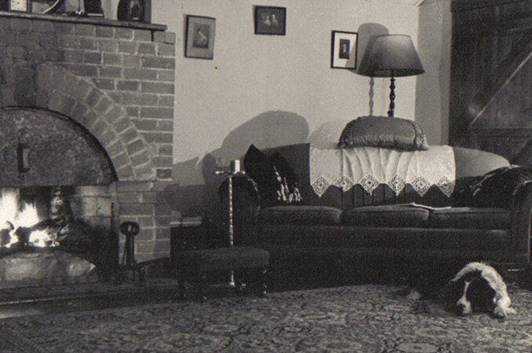 A couple of people sitting in a living room
Description automatically generated